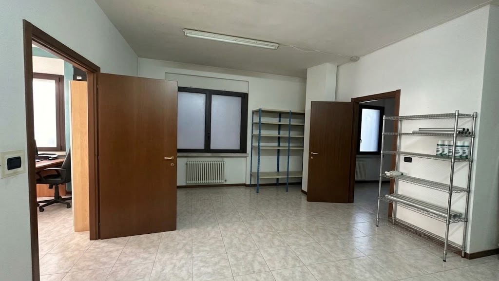 Locale Commerciale al piano Terra uso ufficio con doppio ingresso, Bussolengo