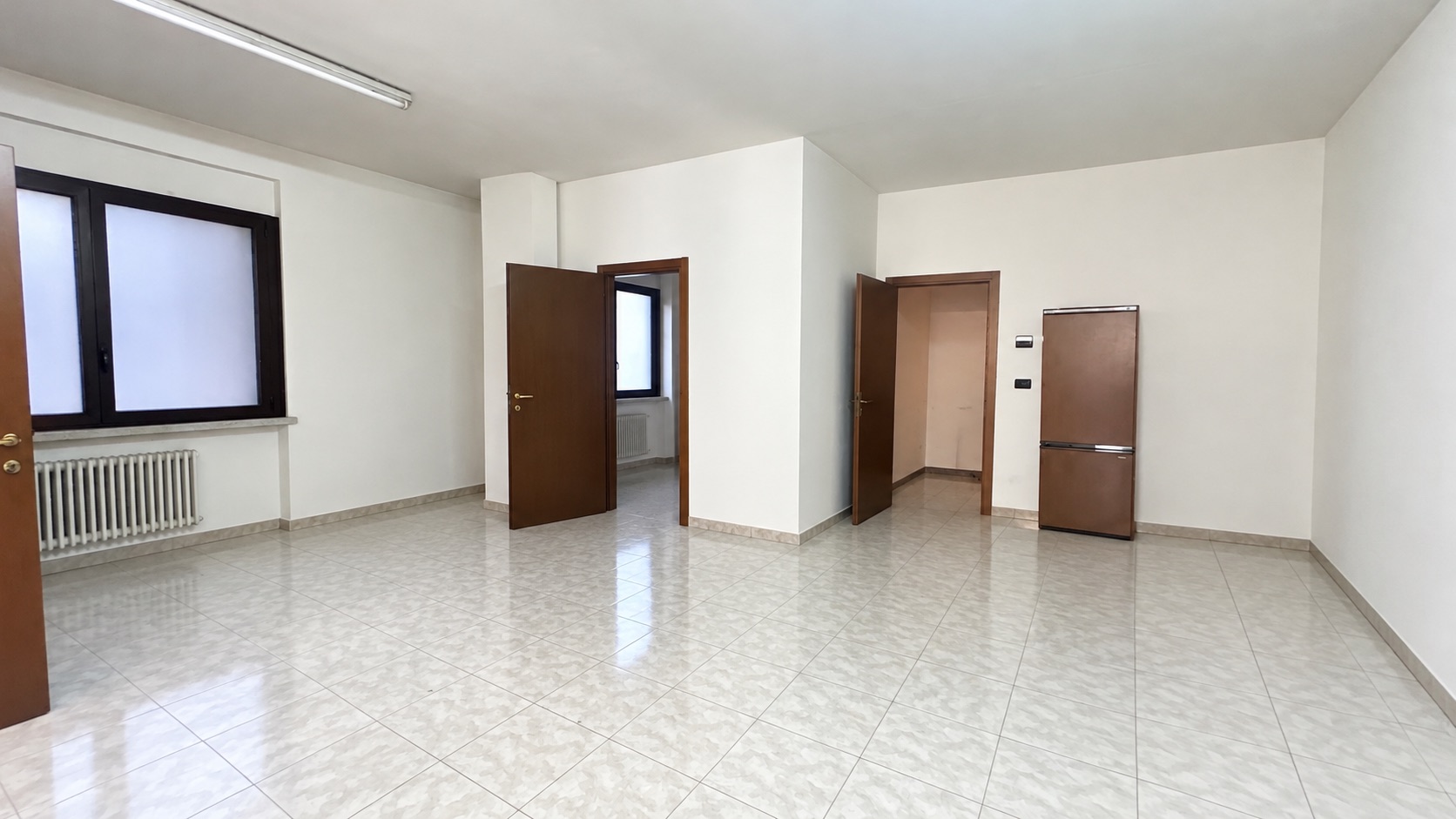 Locale Commerciale al piano Terra uso ufficio con doppio ingresso, Bussolengo