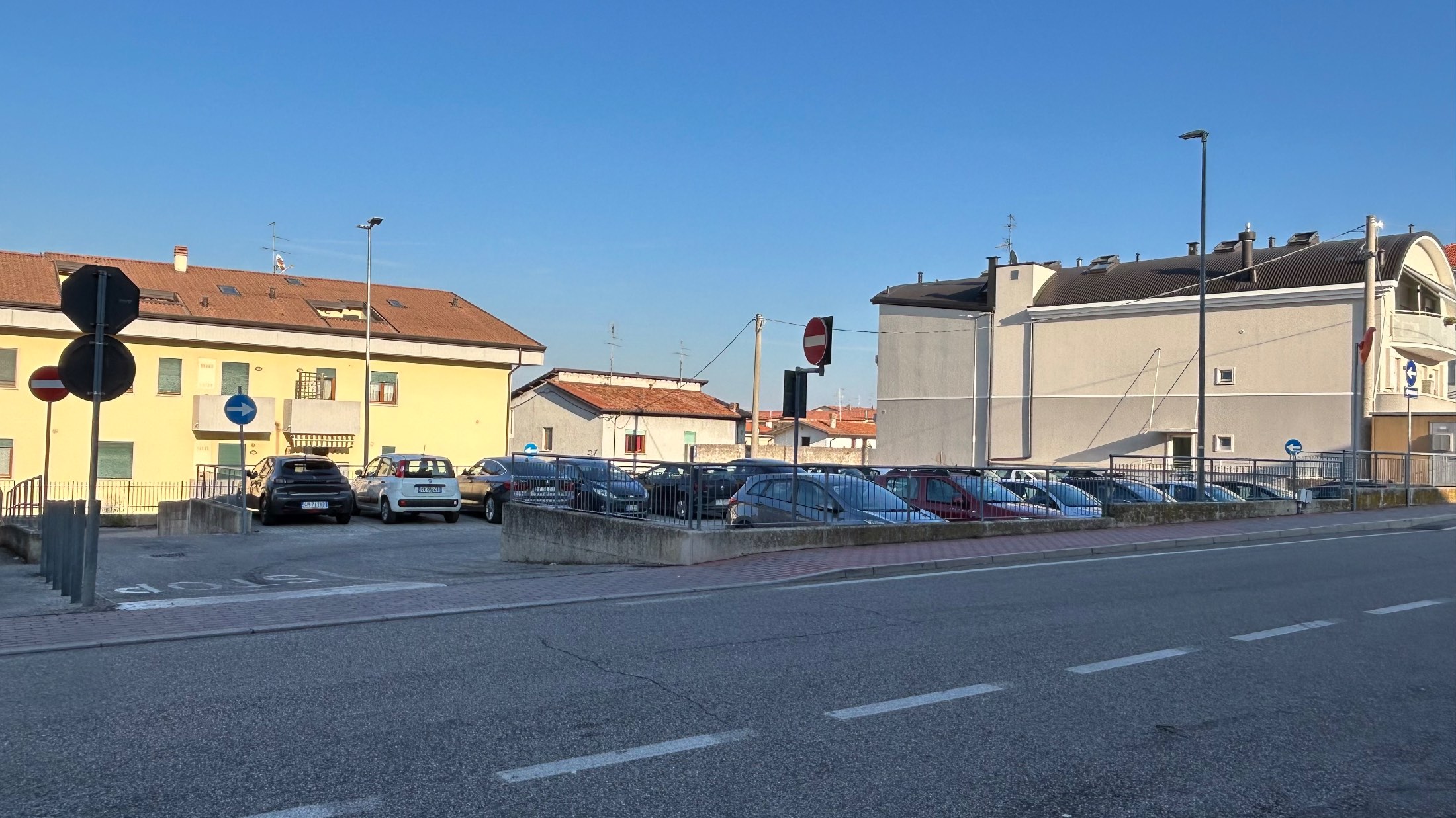 Locale Commerciale al piano Terra uso ufficio con doppio ingresso, Bussolengo