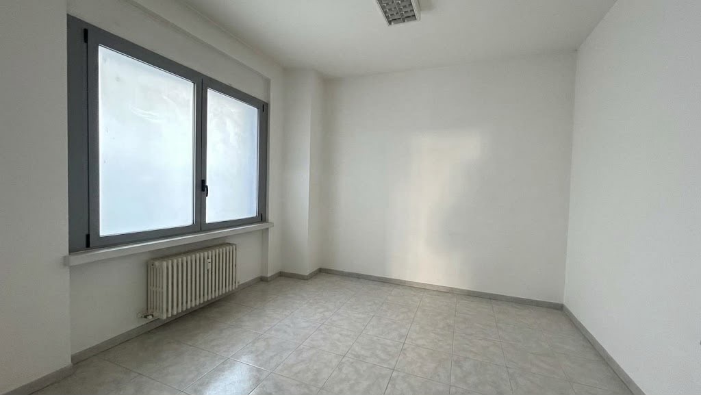 Locale Commerciale al piano Terra uso ufficio con doppio ingresso, Bussolengo